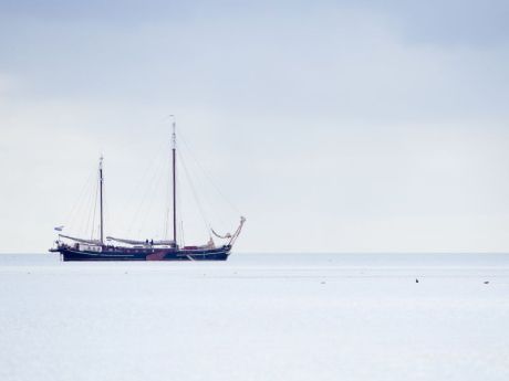 Walvisvaart - VVV Ameland- een zeilschip op zee bij Waddeneiland Ameland