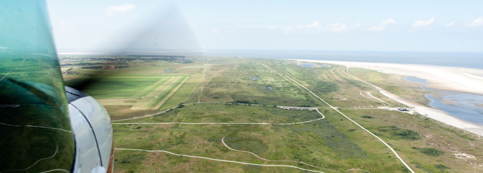 Parachutespringen en rondvluchten - VVV Ameland