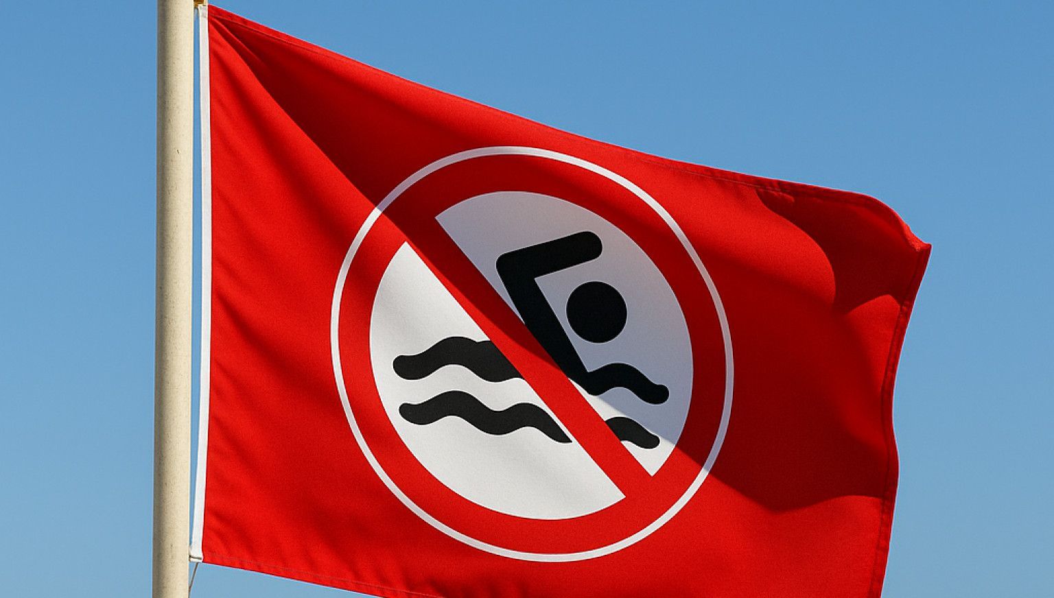 Strandvlaggen - rode vlag  - VVV Ameland