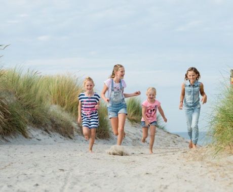 Kleurplaat voor kinderen - VVV Ameland - Op het strand kun je rennen, voetballen, schelpen zoeken en mooie foto's maken.