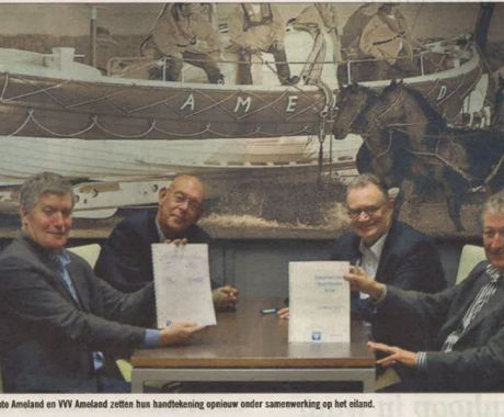 De gemeente en VVV Ameland zetten hun handtekening opnieuw onder samenwerking op het eiland