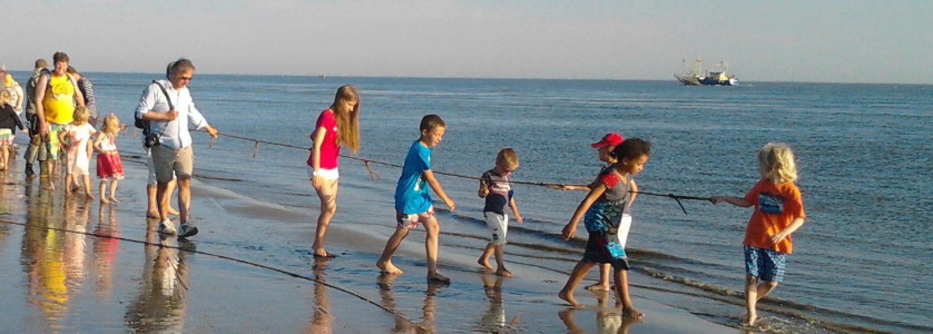 Vissen met een kornet aan het strand - korren aan het strand - Ameland